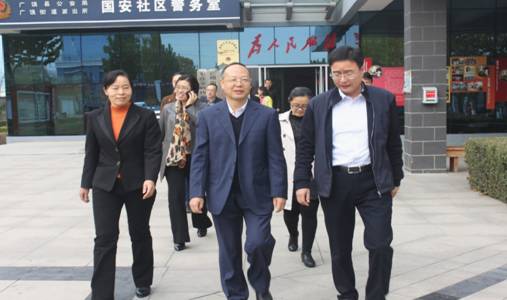 调研组一行在广饶街道国安社区.jpg